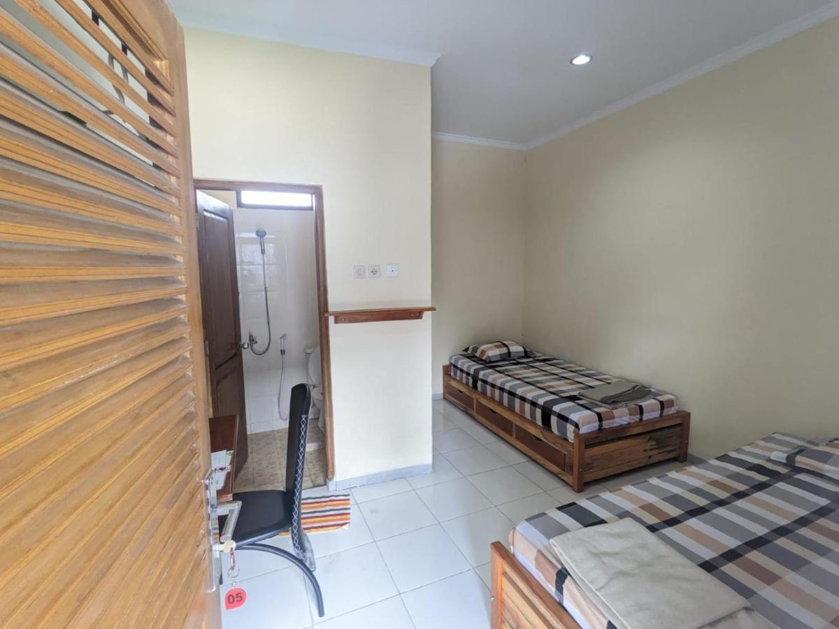 Rumah Pagar Merah Homestay Jogjacarta Exterior foto